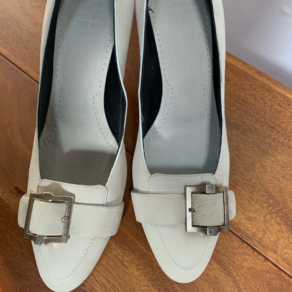Beige leather pumps